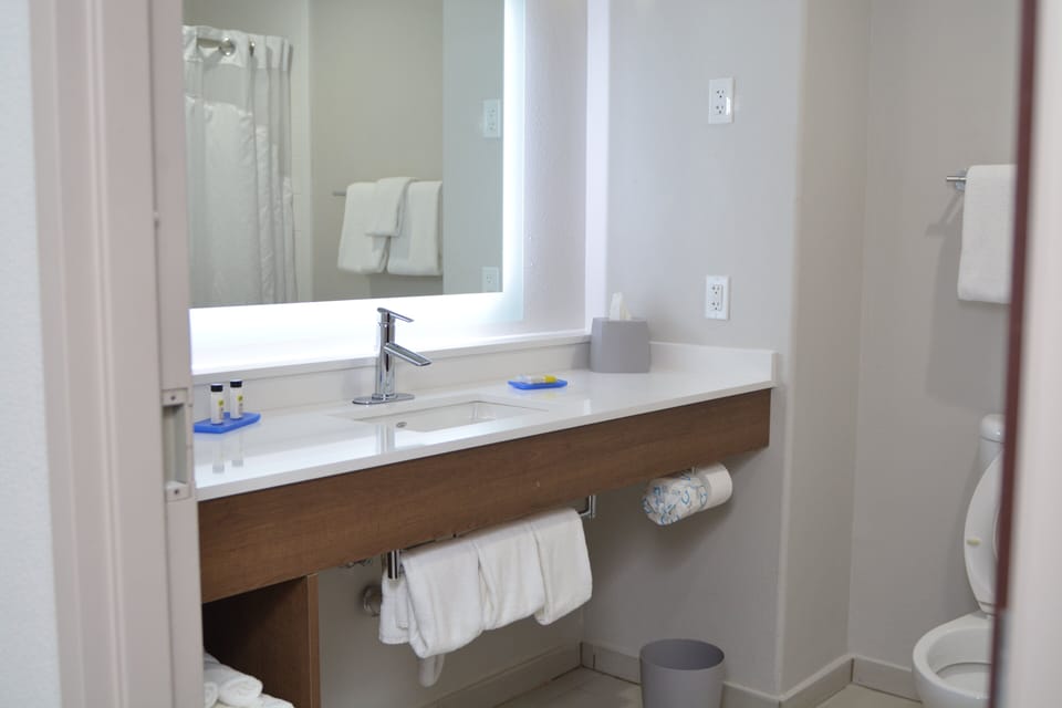 Combined shower/tub, hair dryer, towels