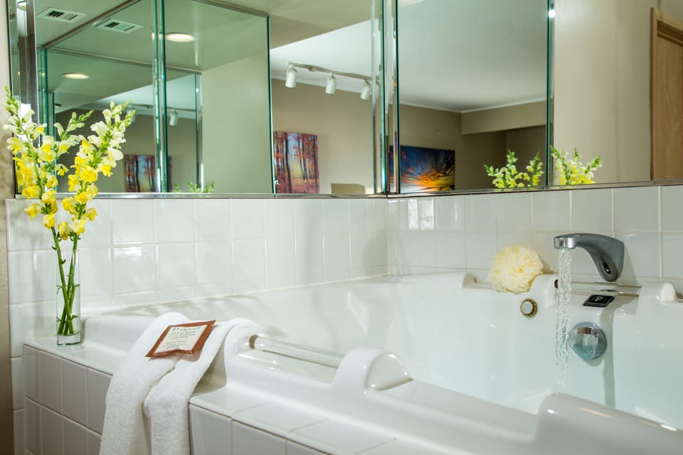 Grand Suite (Whirlpool) | Premium bedding, blackout drapes, iron/ironing board, free WiFi