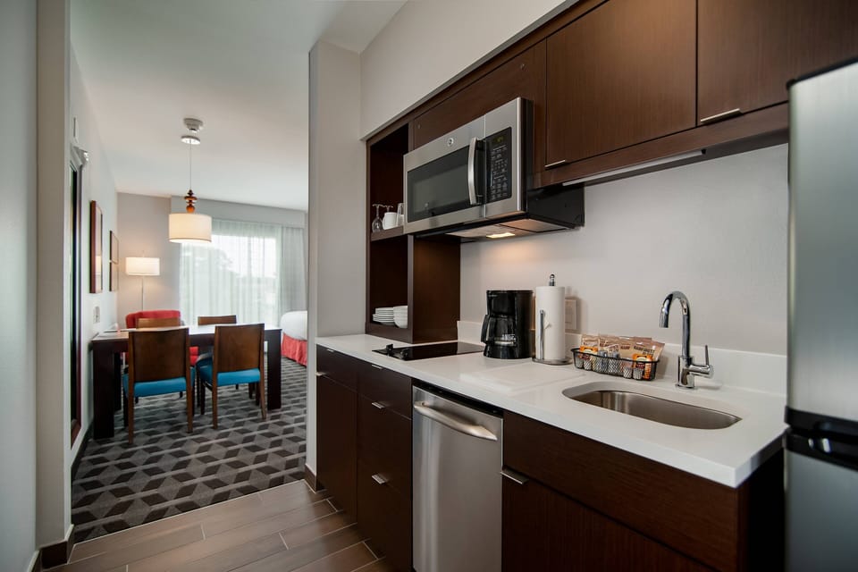 Coffee/tea maker, fridge, microwave, stovetop