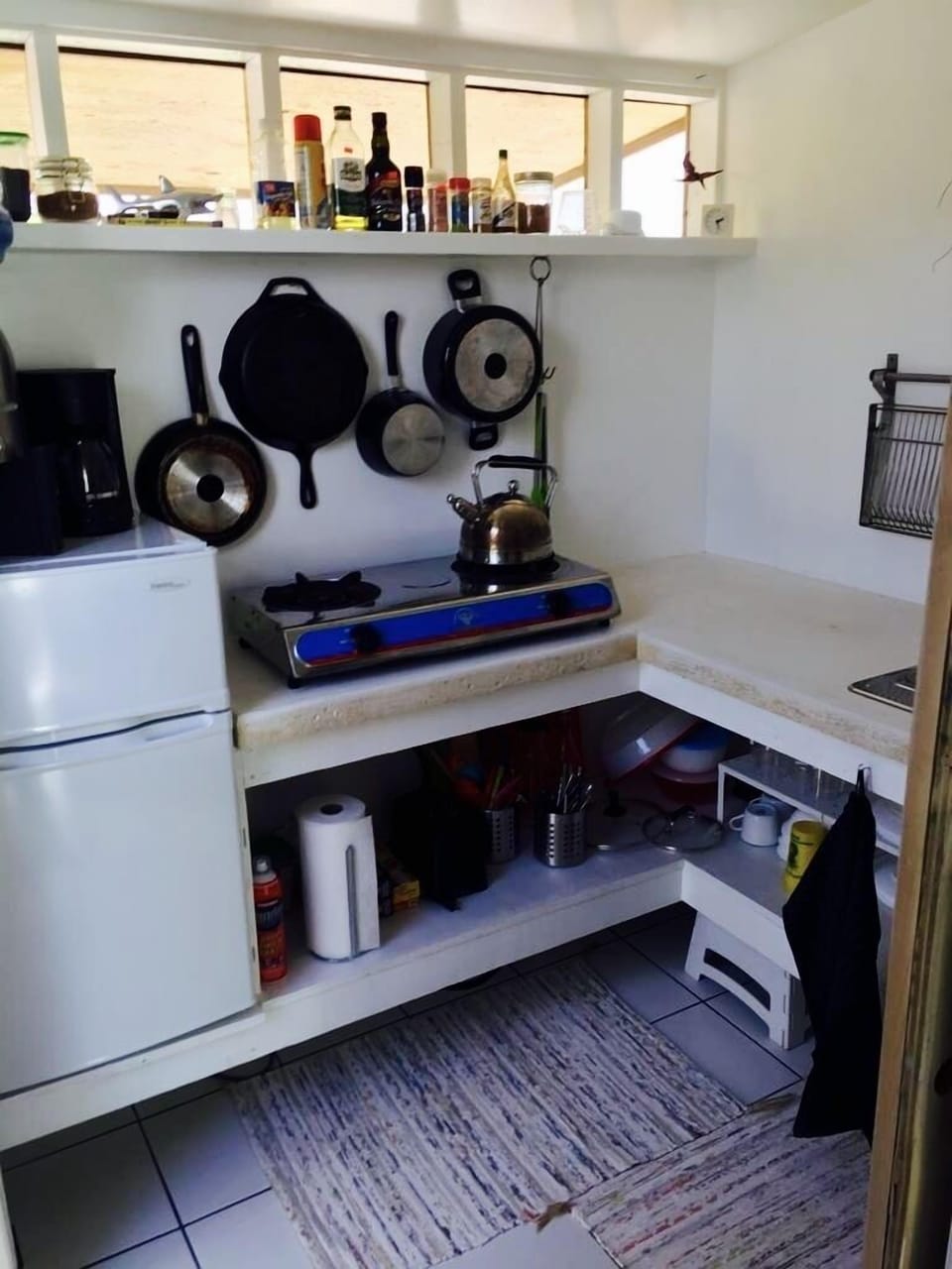 Small kitchen equipped with everything you need to prepare your own meals.