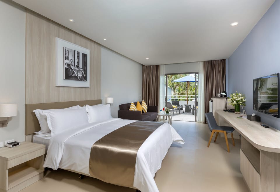 Deluxe Triple Room (Family Wing) | Hypo-allergenic bedding, in-room safe, desk, laptop workspace