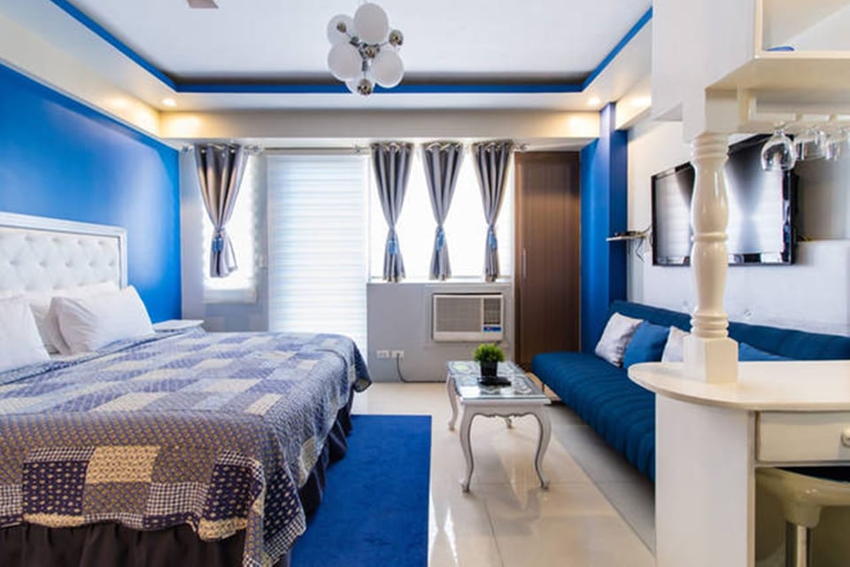 Standard Studio King | In-room safe, desk, soundproofing, rollaway beds
