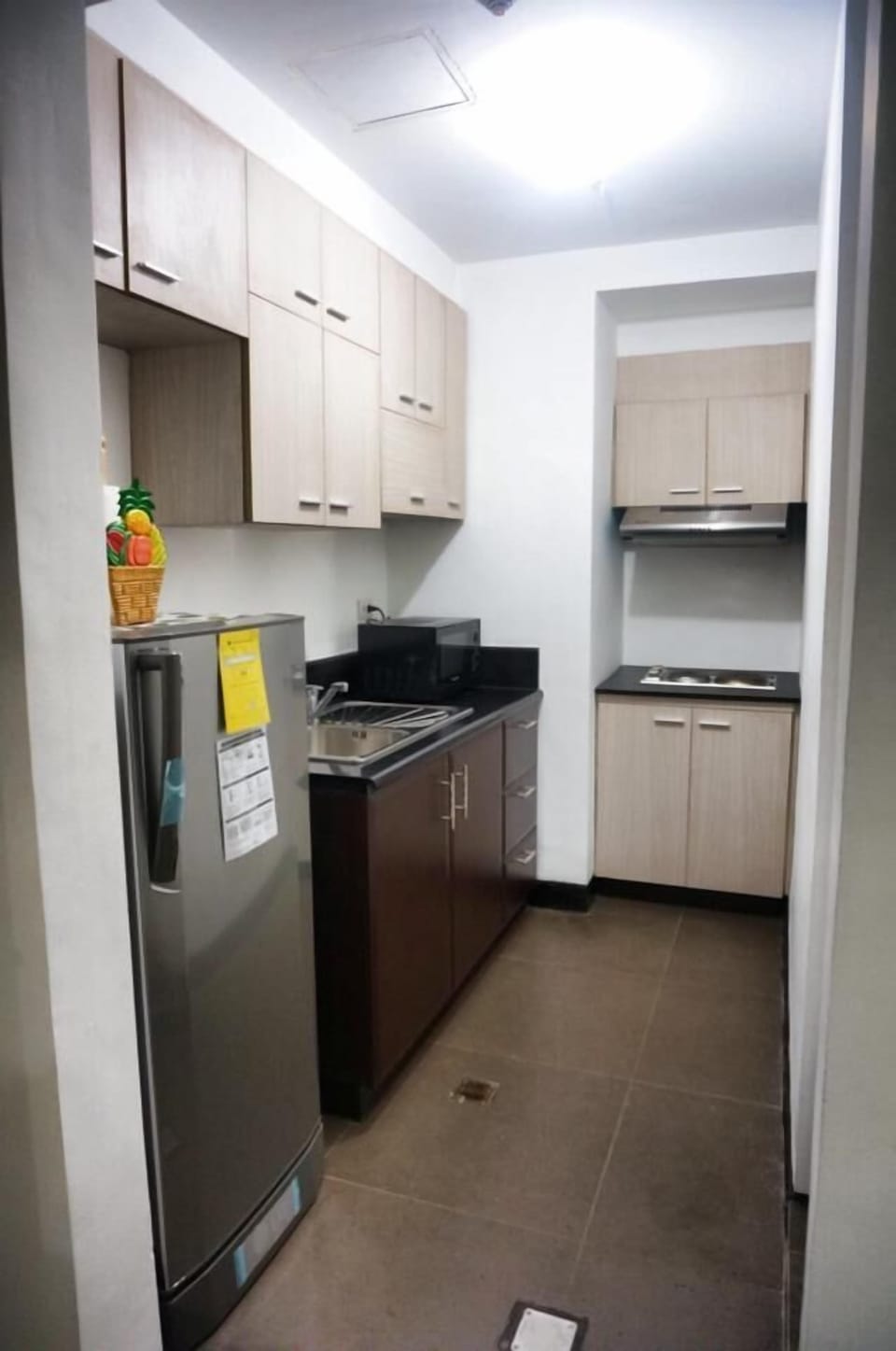 Full-size fridge, microwave, oven, stovetop