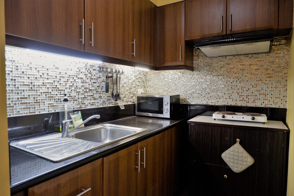 Full-size fridge, microwave, oven, stovetop