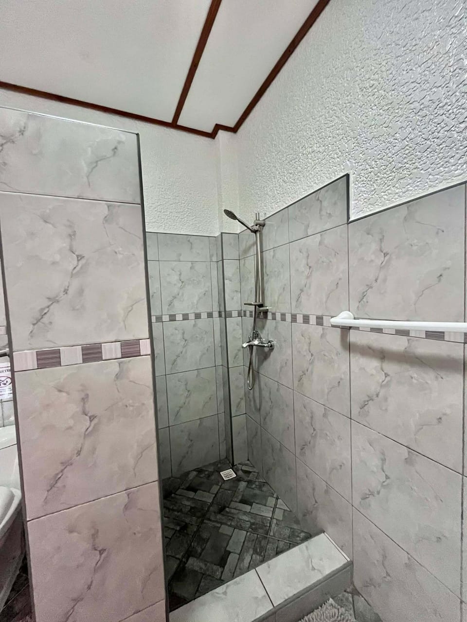 Queen Room Standard | Bathroom | Shower, free toiletries, bidet, towels