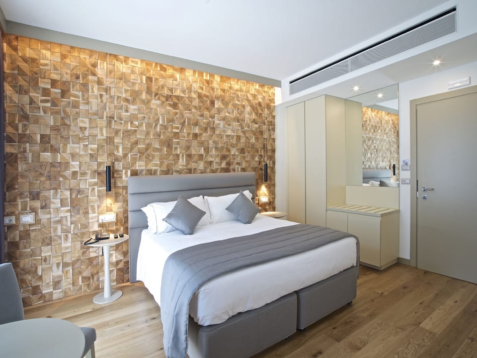 Executive Double or Twin Room | Minibar, in-room safe, desk, soundproofing