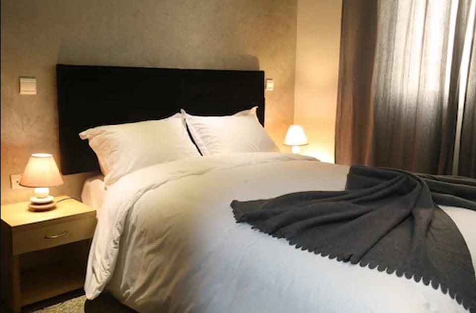 Single Room | Desk, blackout drapes, soundproofing, cribs/infant beds