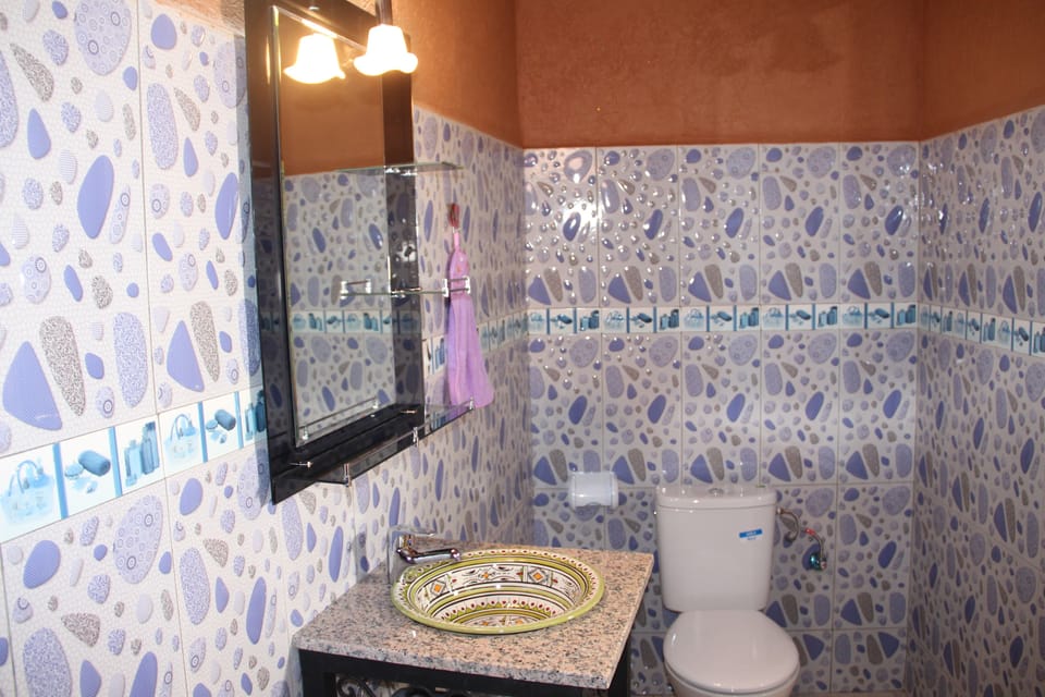 Superior Double Room, 2 Bedrooms | Bathroom | Combined shower/tub, towels
