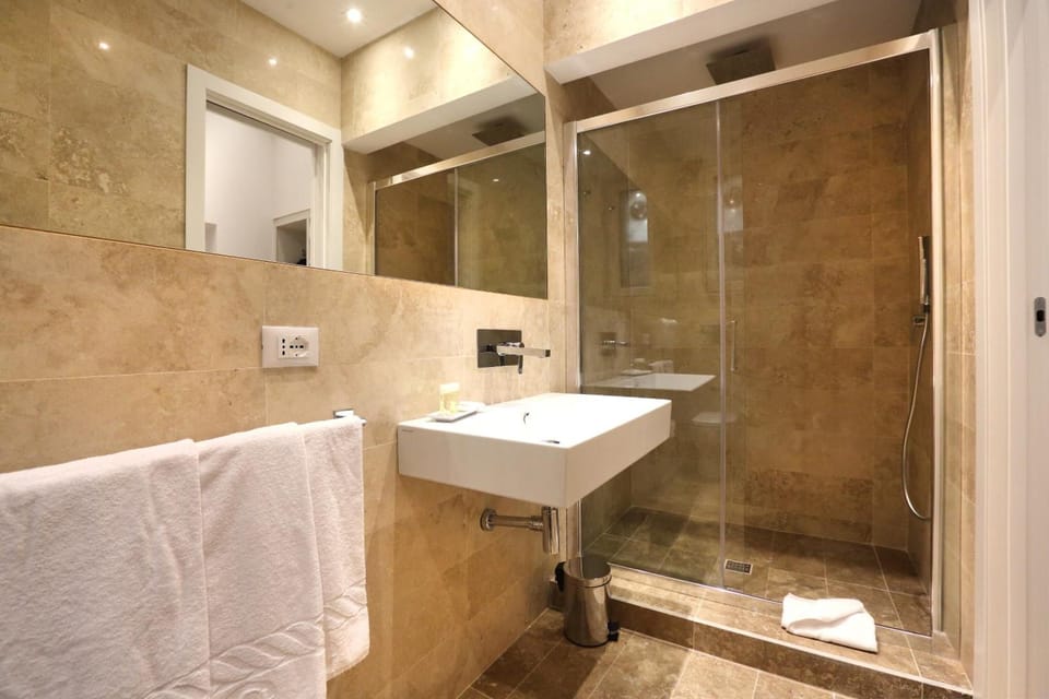 Classic Triple Room | Bathroom | Shower, free toiletries, hair dryer, bidet