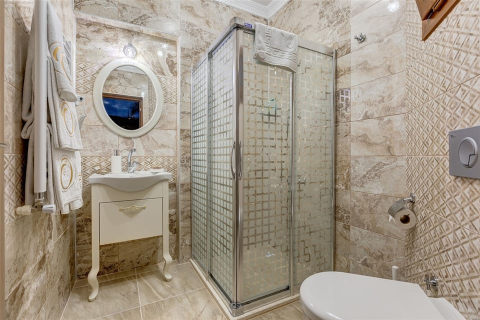 Economy Double Room | Bathroom | Shower, free toiletries, hair dryer, slippers