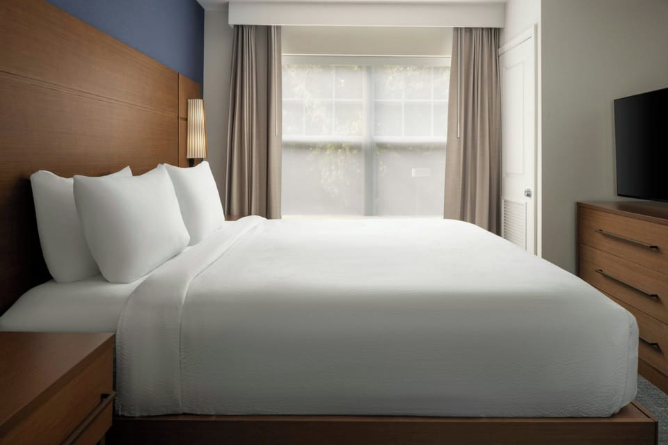 Premium bedding, in-room safe, desk, blackout drapes