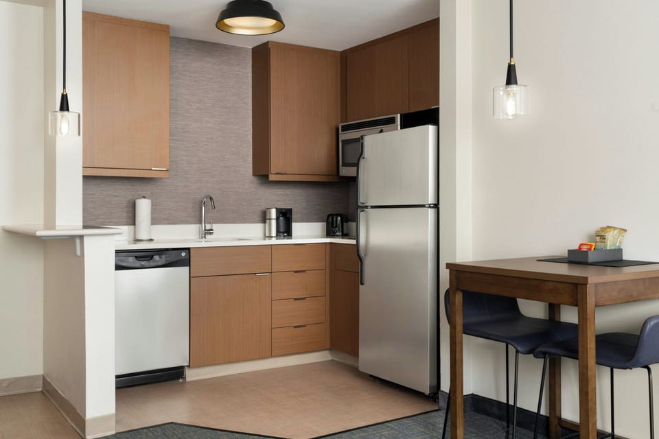 Coffee/tea maker, full-size fridge, microwave, stovetop