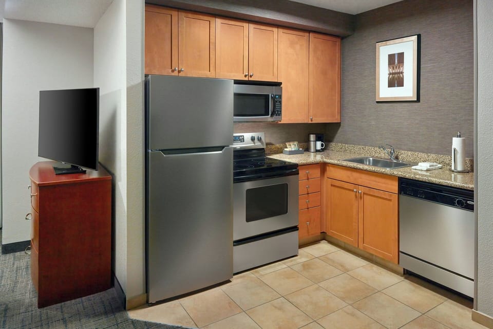 Full-size fridge, microwave, stovetop, dishwasher