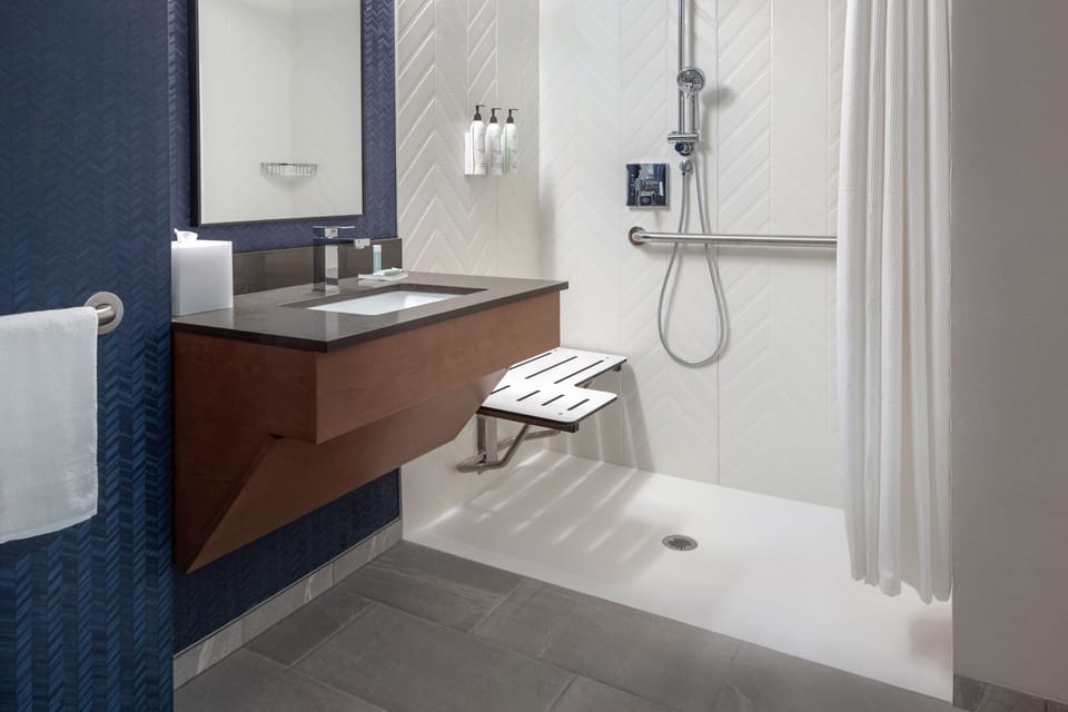 Combined shower/tub, free toiletries, hair dryer, towels