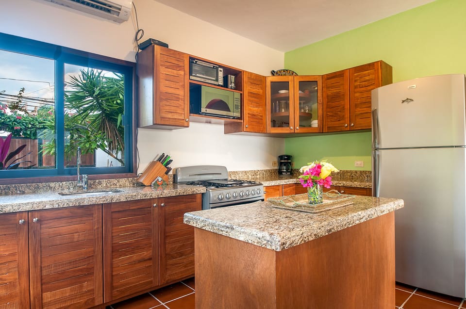 Full-size fridge, microwave, oven, stovetop