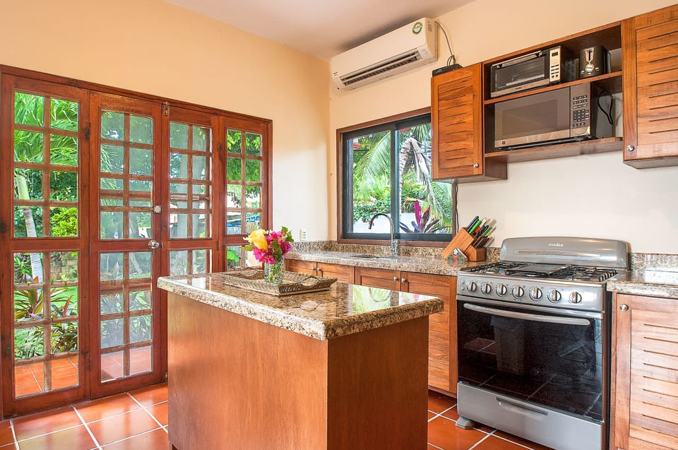 Full-size fridge, microwave, oven, stovetop