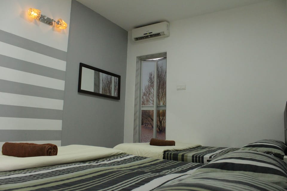 Executive Room, Private Bathroom | Desk, iron/ironing board, free WiFi