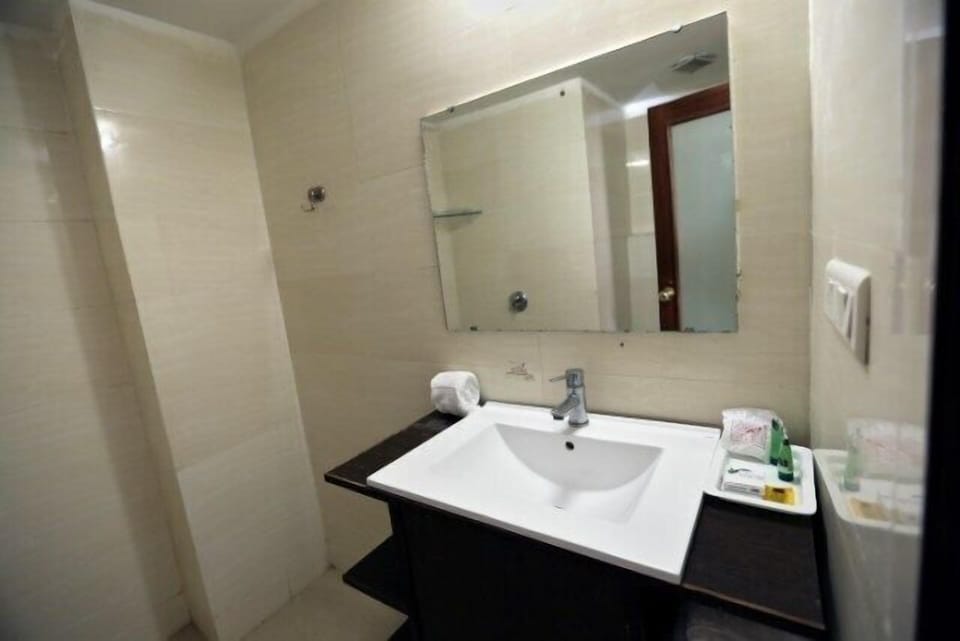 Deluxe Double or Twin Room, 1 Double Bed | Bathroom sink