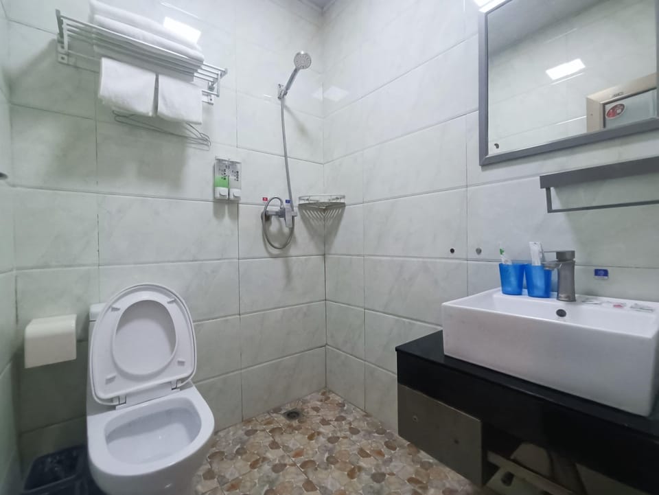 Comfort Double Room | Bathroom | Shower, rainfall showerhead, free toiletries, hair dryer
