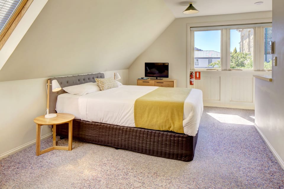 One bedroom Unit | Desk, iron/ironing board, free WiFi, bed sheets