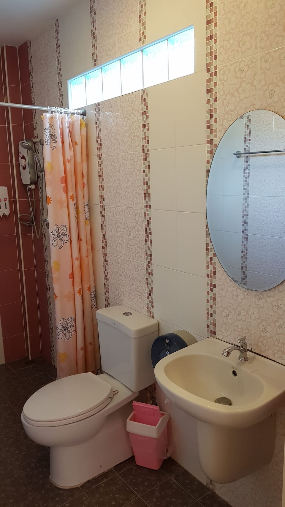 Bungalow  | Bathroom | Shower, free toiletries, towels