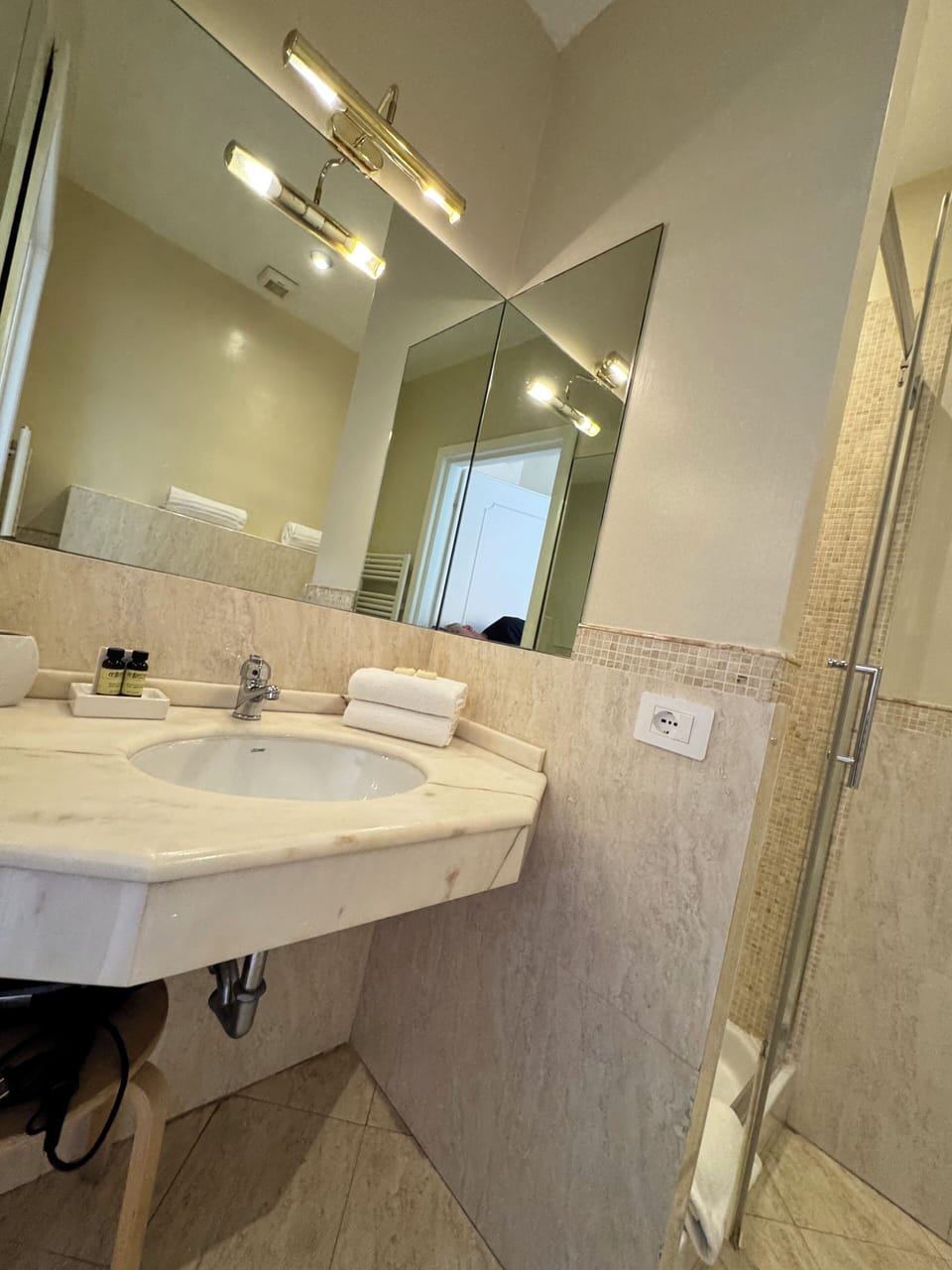 Superior Double Room | Bathroom | Shower, free toiletries, hair dryer, bidet