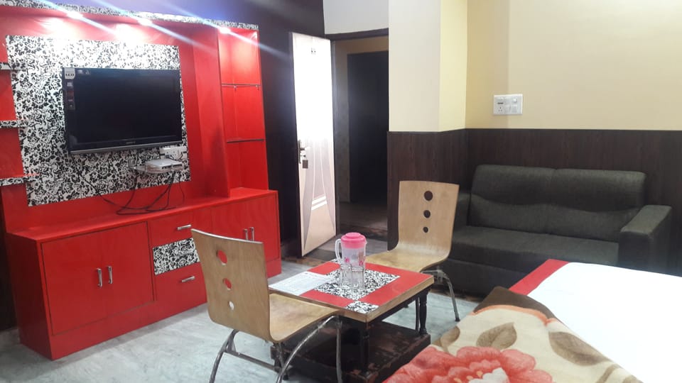 Exclusive Double Room, 1 Queen Bed, Accessible, Smoking | In-room dining