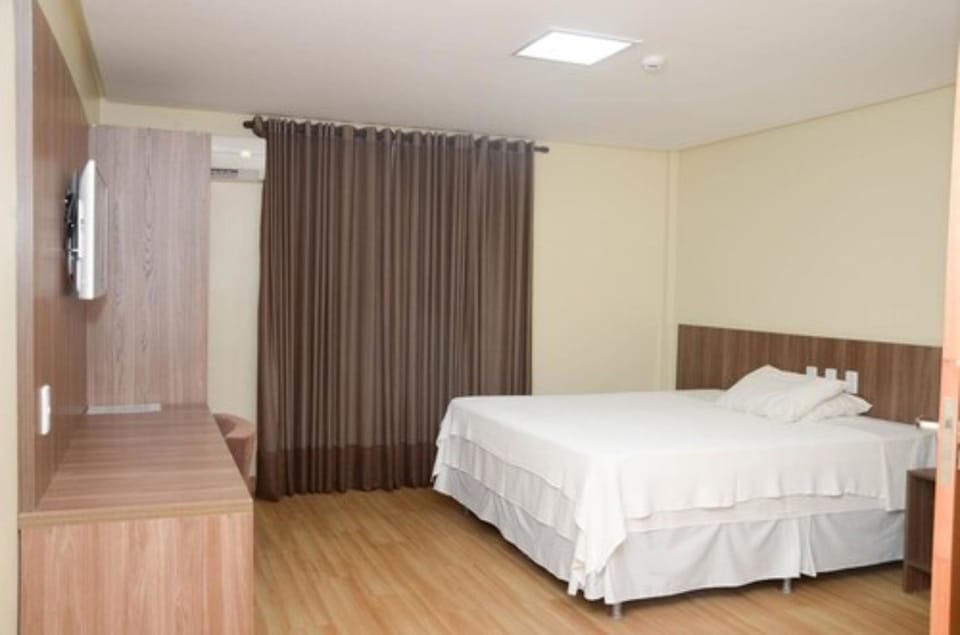 Deluxe Double Room | Minibar, desk, blackout drapes, iron/ironing board