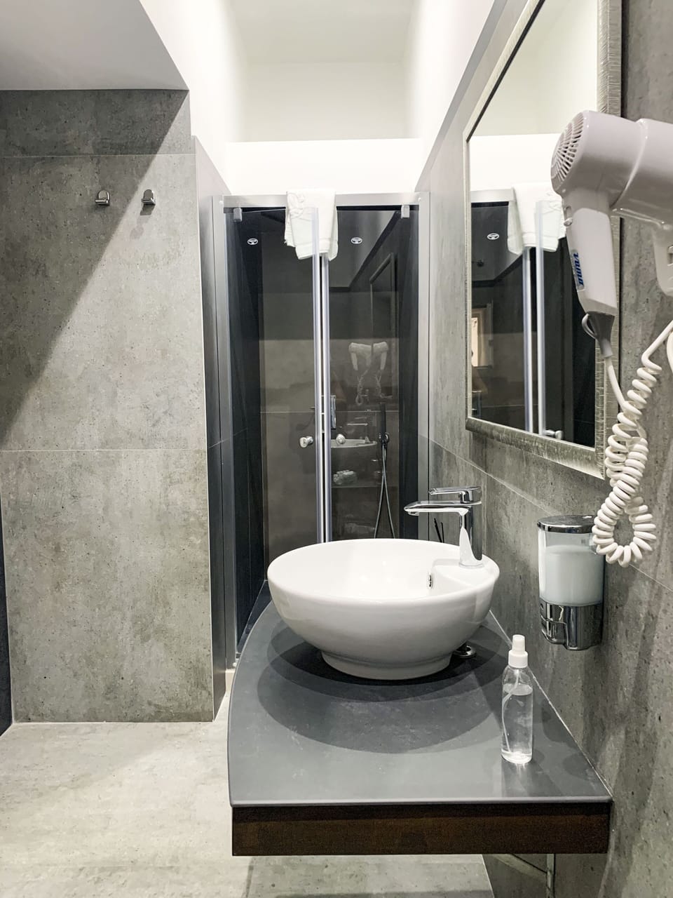 Comfort Triple Room, Multiple Beds, City View | Bathroom | Combined shower/tub, free toiletries, hair dryer, bathrobes