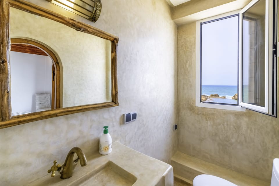 Deluxe Double Room, Ocean View (N° 2) | Bathroom | Shower, rainfall showerhead, free toiletries, hair dryer