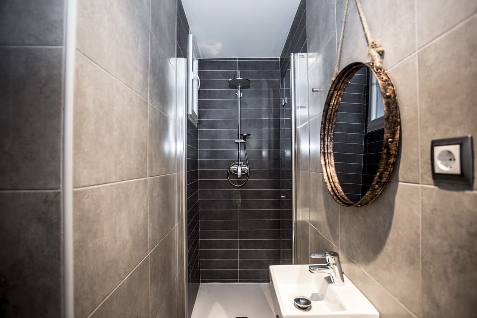 Twin Room (Interior) | Bathroom | Shower, free toiletries, hair dryer, towels