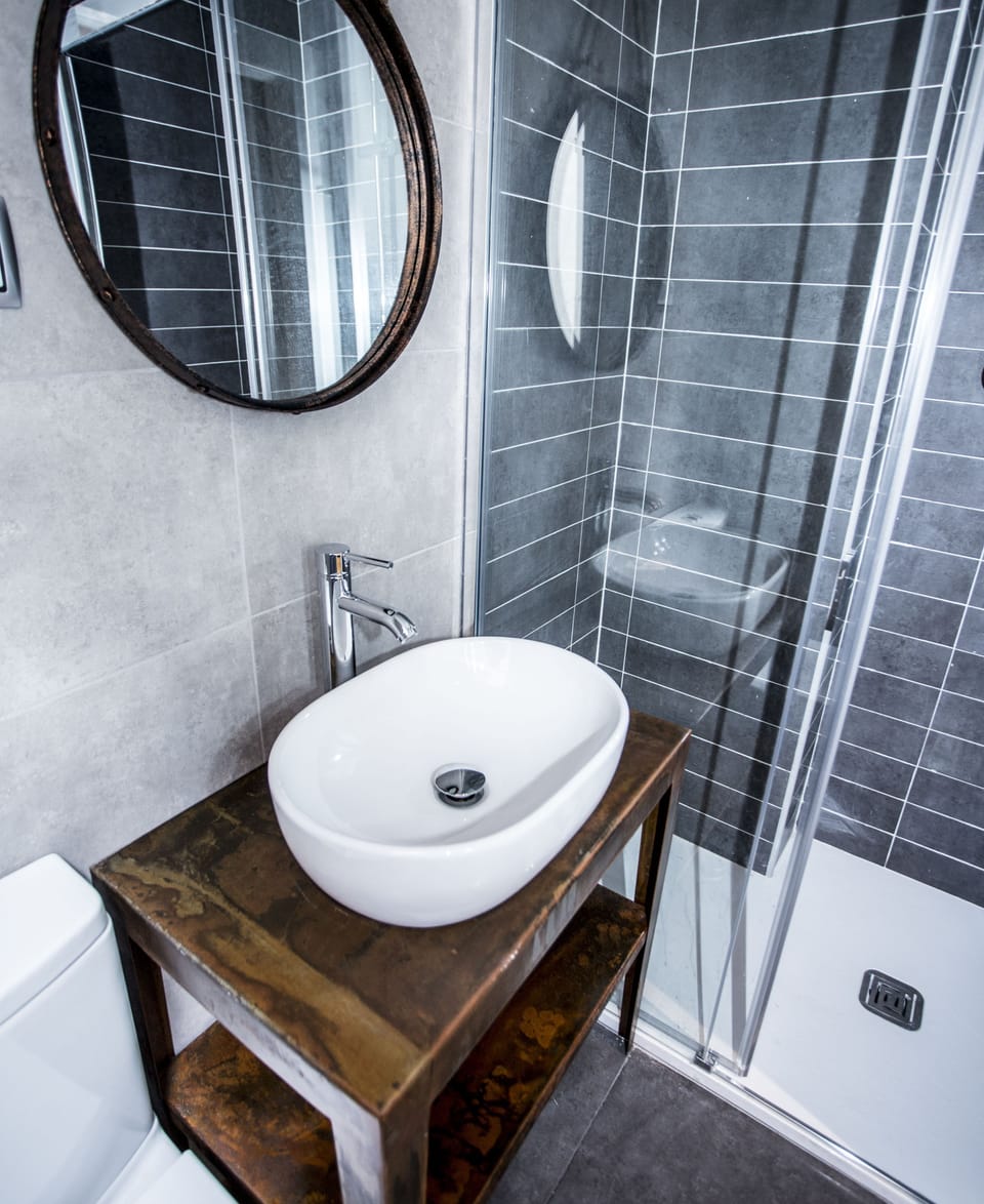 Quadruple Room | Bathroom | Shower, free toiletries, hair dryer, towels
