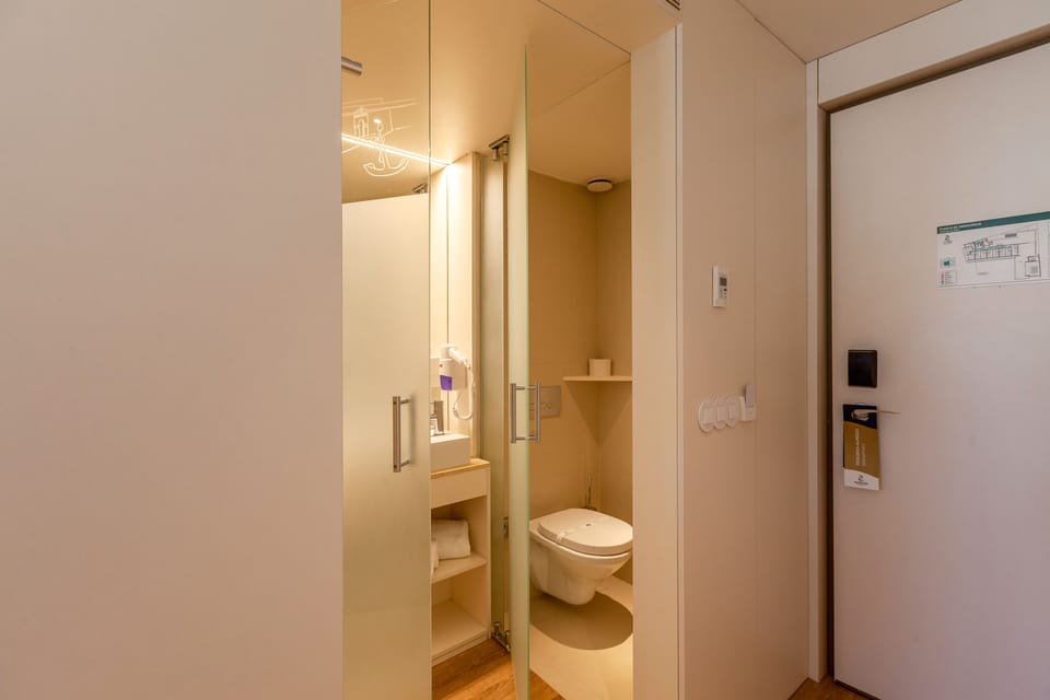 Double Room | Bathroom | Shower, free toiletries, hair dryer, towels