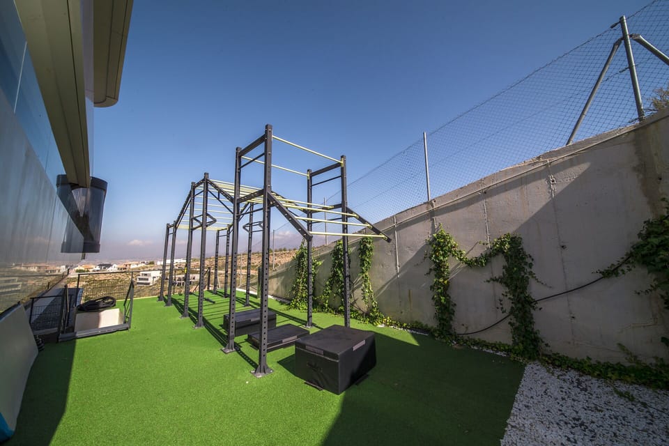 Fully equipped outdoor gym and crossfit rig 