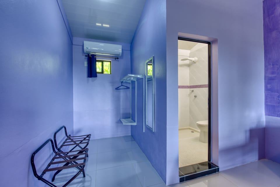 9 PURPLE ROOM King Bed | Room amenity