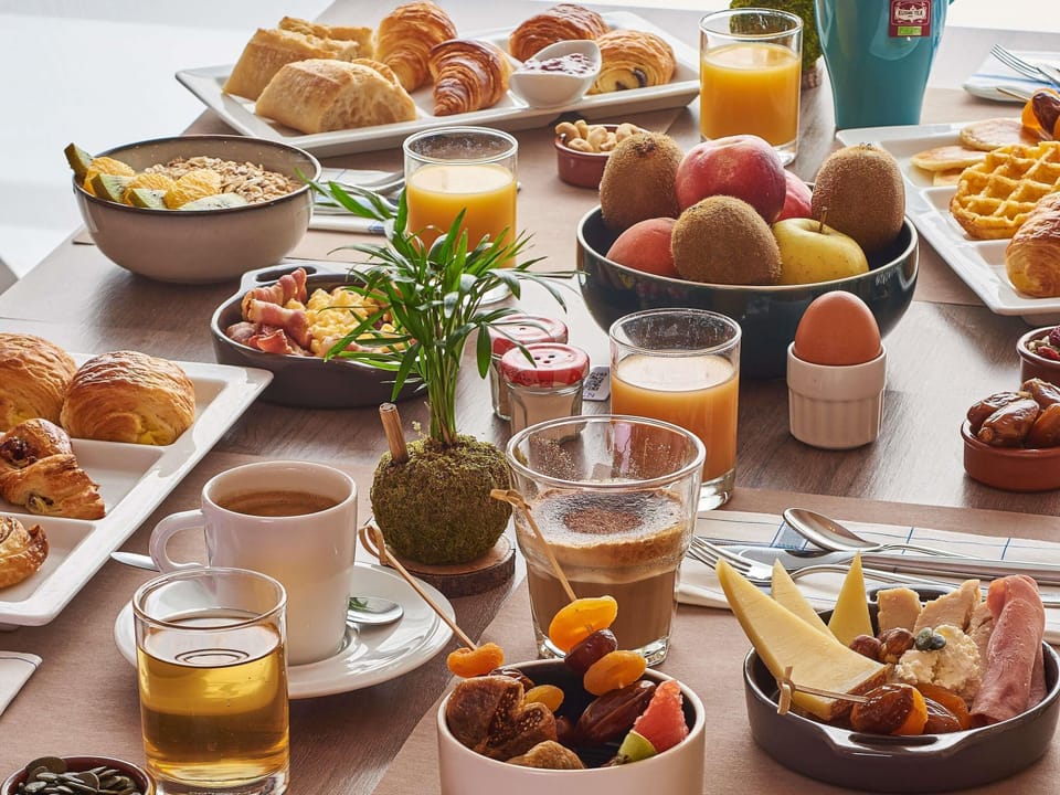 Buffet breakfast for a fee on weekends