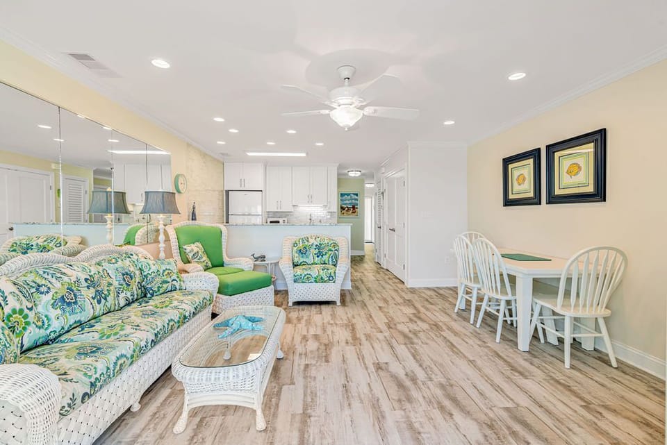 Living/Dining Area. Table seats 6