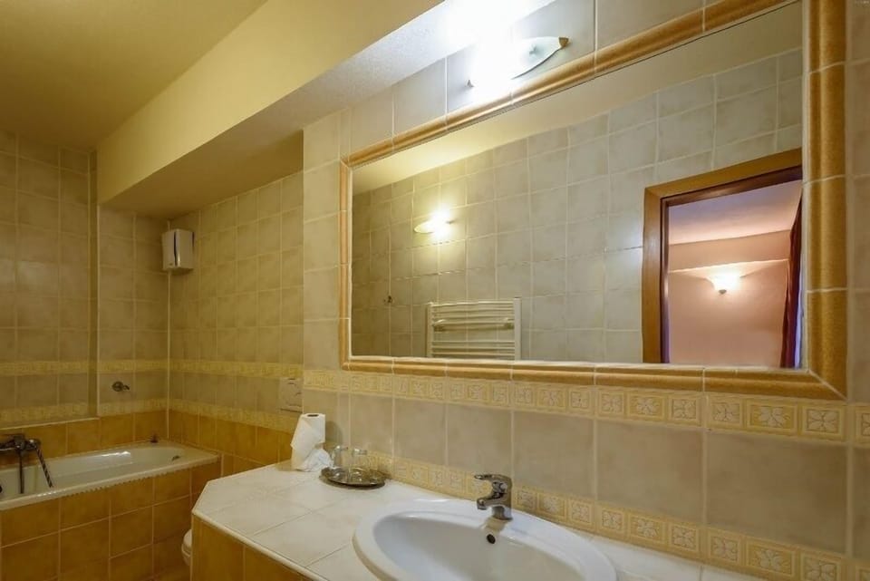 Comfort Apartment | Bathroom | Free toiletries, towels
