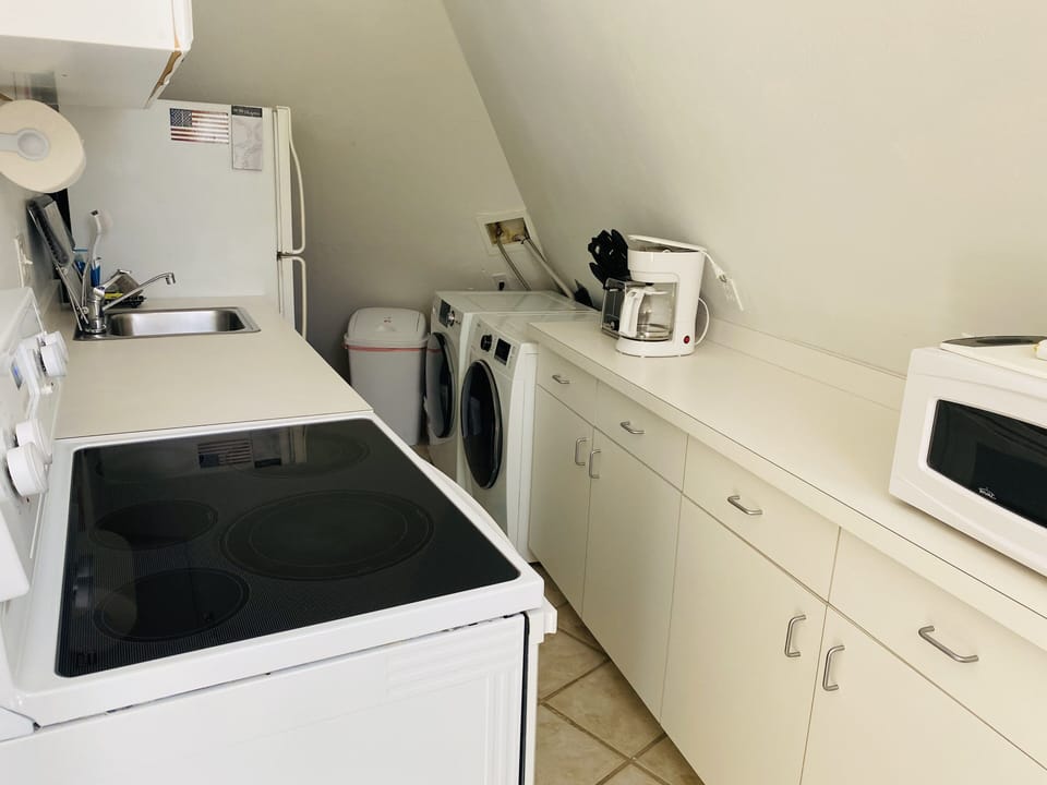 Fully kitchen and washer dryer 