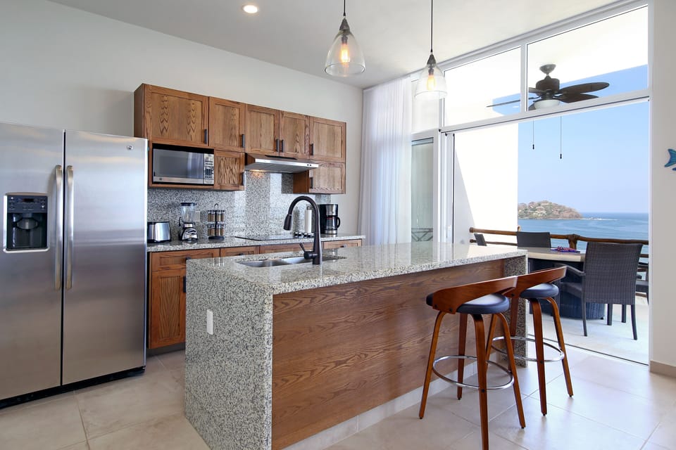 Modern and chic Kitchen - Fully stocked