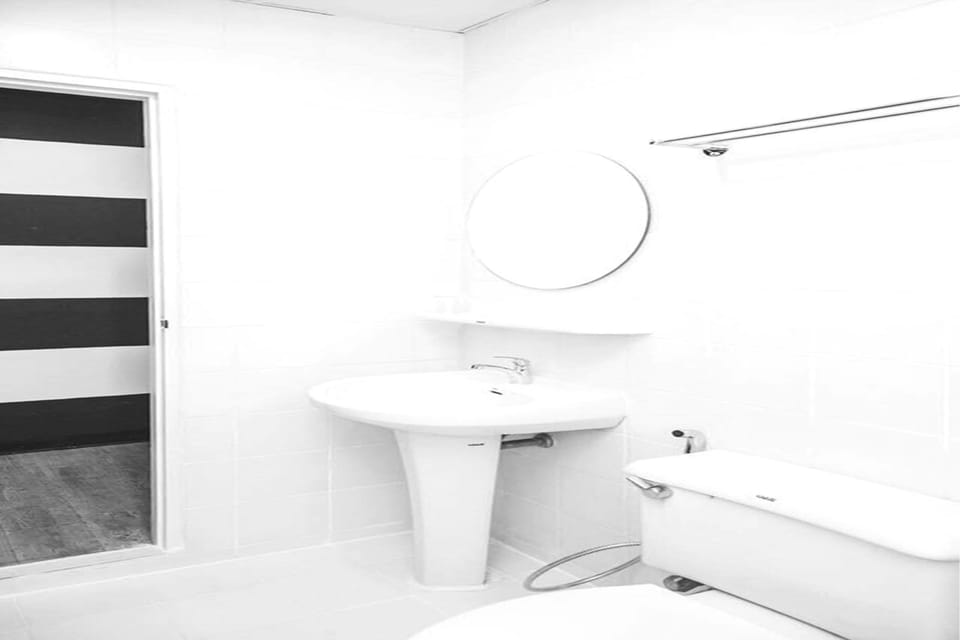 Superior Room | Bathroom | Shower, hair dryer, bidet, towels