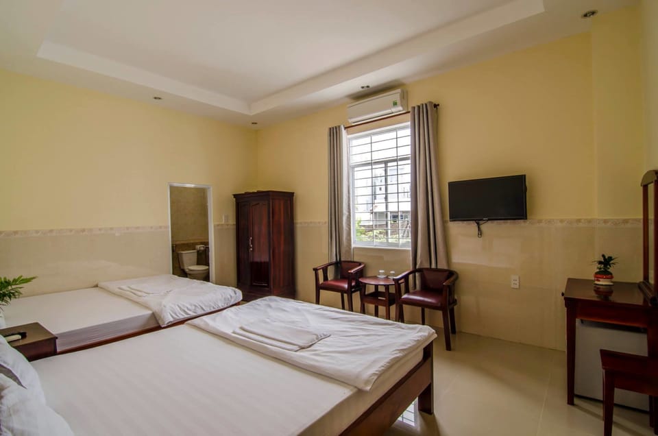 Quadruple Room | Minibar, desk, free WiFi, bed sheets