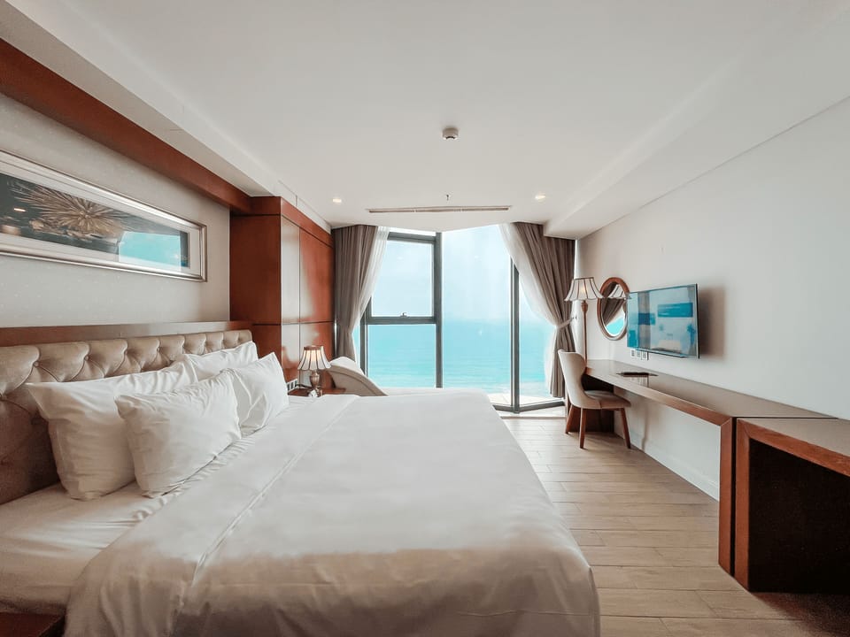 Signature Apartment | Minibar, in-room safe, desk, blackout drapes