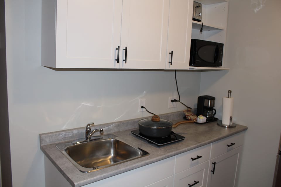 Room, Kitchenette | Private kitchen | Coffee/tea maker, fridge, microwave