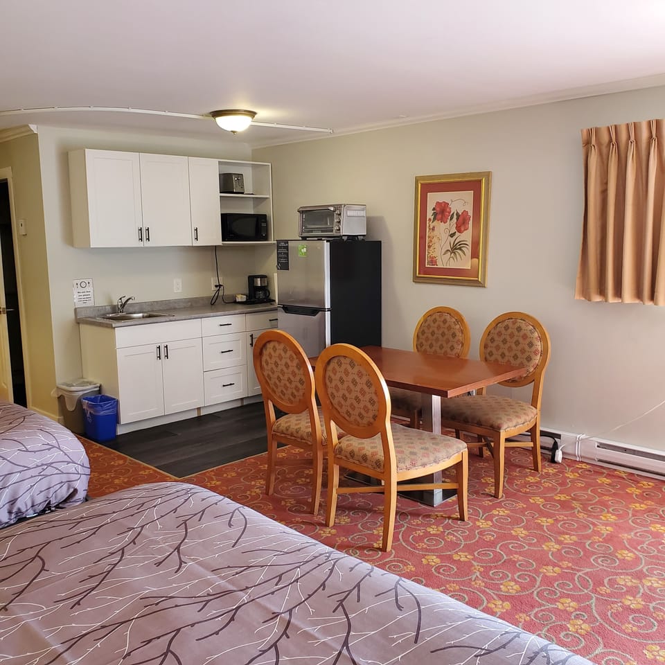 Room, Kitchenette | Private kitchen | Coffee/tea maker, fridge, microwave