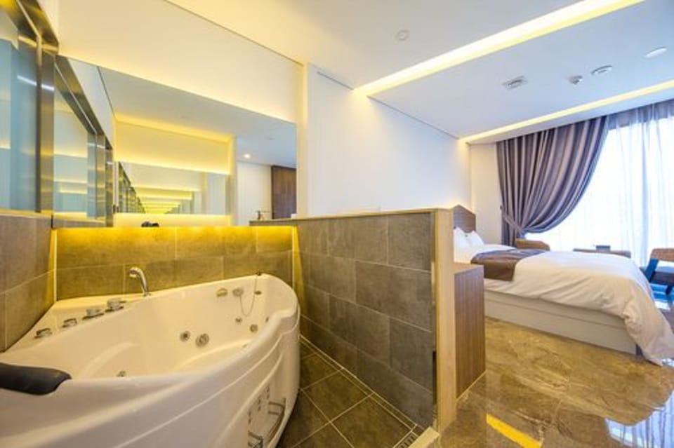 Jetted tub
