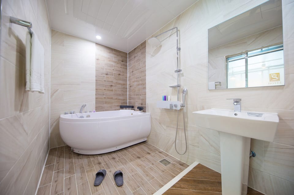 Royal Room (Standard) | Bathroom | Shower, towels