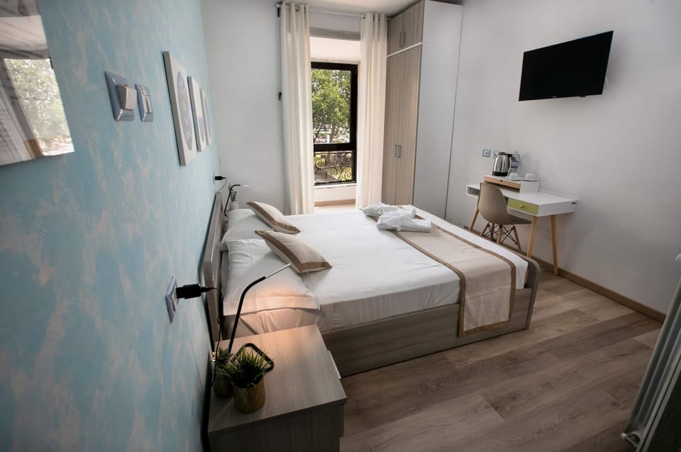 Classic Double Room | Minibar, in-room safe, desk, soundproofing