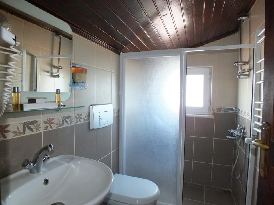 Triple Room, Balcony | Bathroom | Shower, hair dryer, slippers, towels