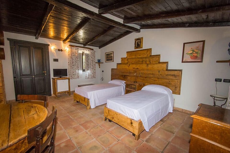Deluxe Room, Courtyard View, Courtyard Area | 1 bedroom, hypo-allergenic bedding, minibar, individually furnished